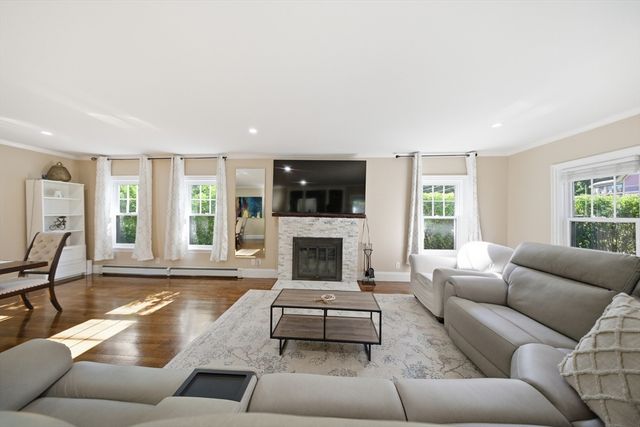 131 Pearl St, Gardner, MA 01440