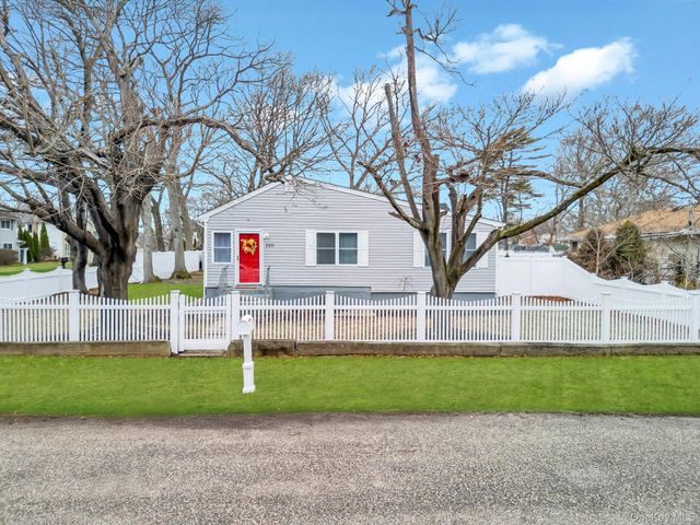 220 Woodycrest Drive, Holtsville, NY 11742