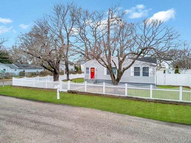 220 Woodycrest Drive, Holtsville, NY 11742