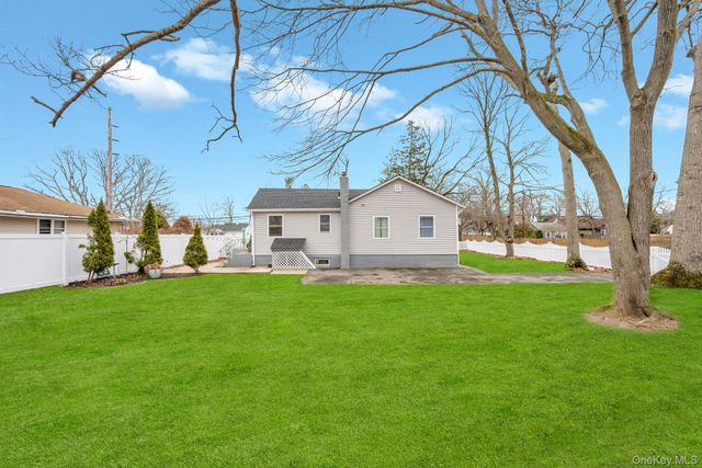 220 Woodycrest Drive, Holtsville, NY 11742