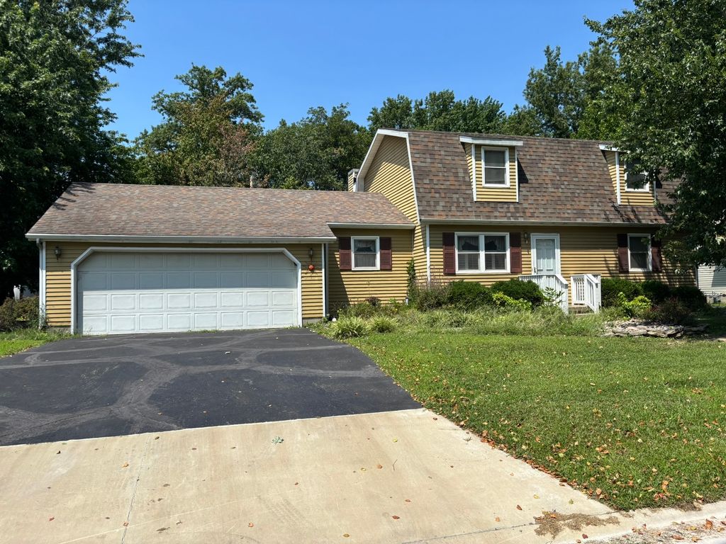 Image 1 of property listing at 217 Woodland Drive, Salem, IL 62881