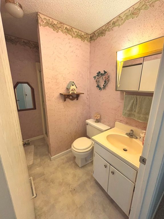 Image 11 of property listing at 217 Woodland Drive, Salem, IL 62881