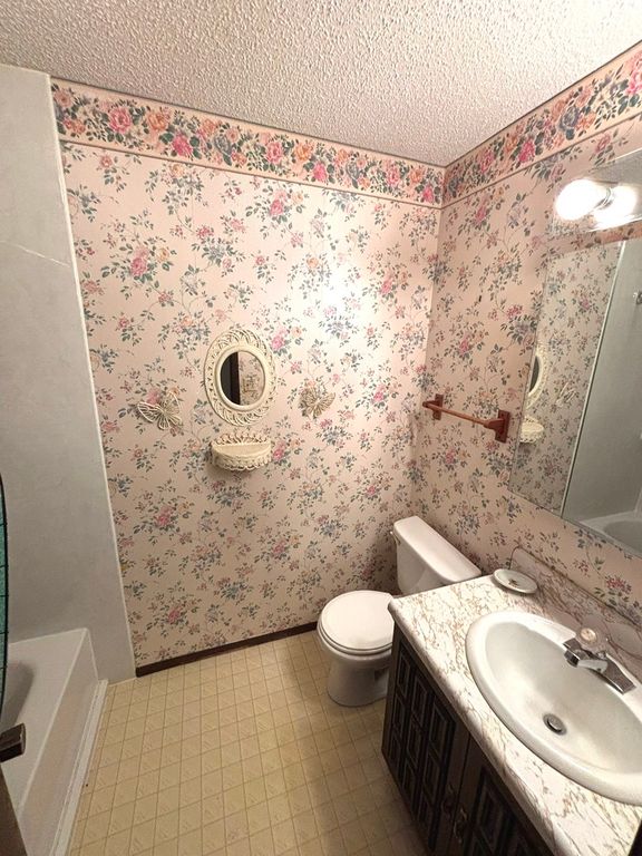 Image 17 of property listing at 217 Woodland Drive, Salem, IL 62881