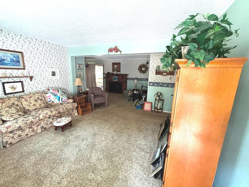 Image 3 of property listing at 217 Woodland Drive, Salem, IL 62881