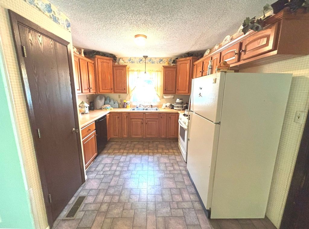 Image 6 of property listing at 217 Woodland Drive, Salem, IL 62881