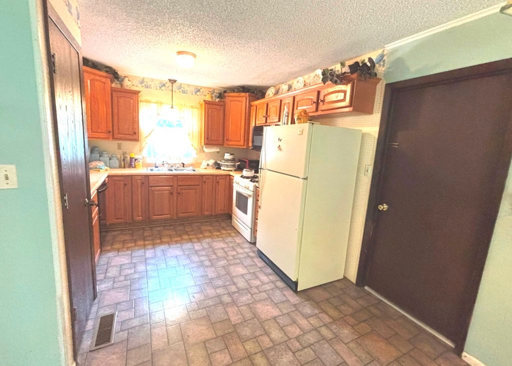 Image 7 of property listing at 217 Woodland Drive, Salem, IL 62881