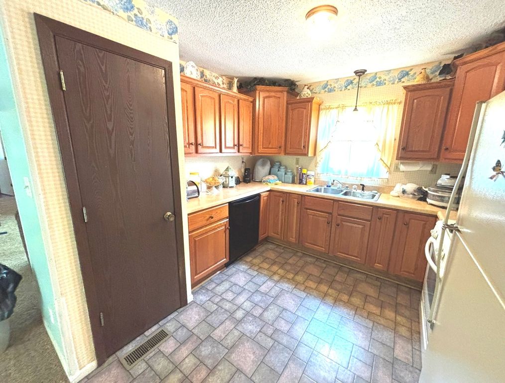 Image 8 of property listing at 217 Woodland Drive, Salem, IL 62881