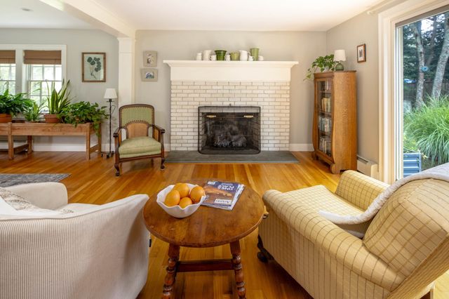 7 Bayberry Ln, Mattapoisett, MA 02739