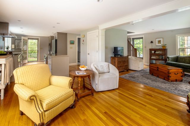 7 Bayberry Ln, Mattapoisett, MA 02739