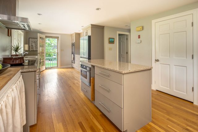 7 Bayberry Ln, Mattapoisett, MA 02739