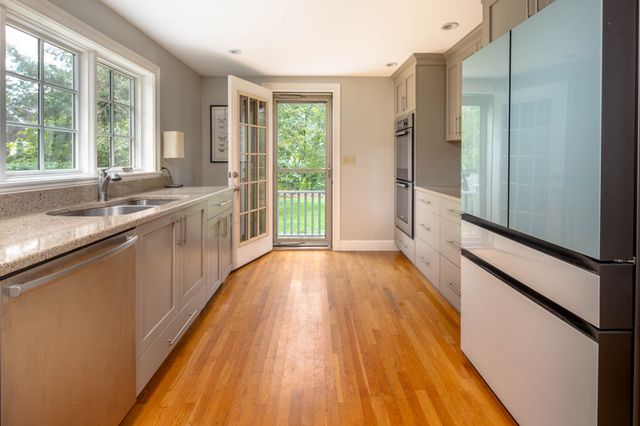7 Bayberry Ln, Mattapoisett, MA 02739