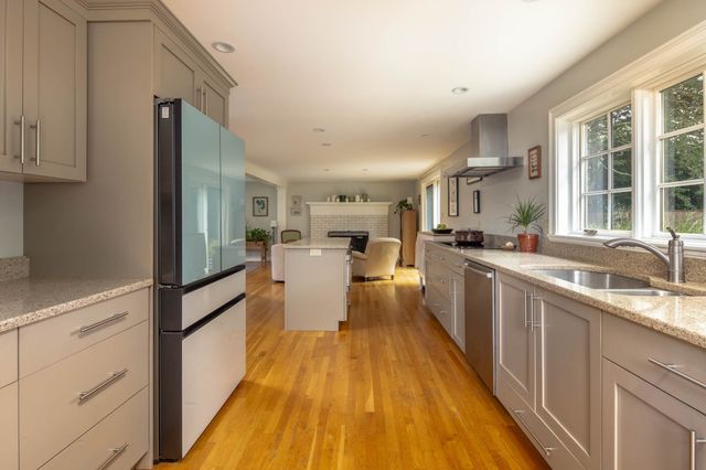 7 Bayberry Ln, Mattapoisett, MA 02739