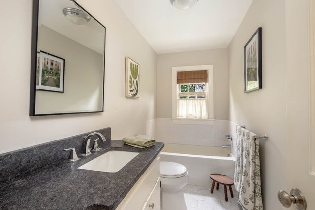 7 Bayberry Ln, Mattapoisett, MA 02739