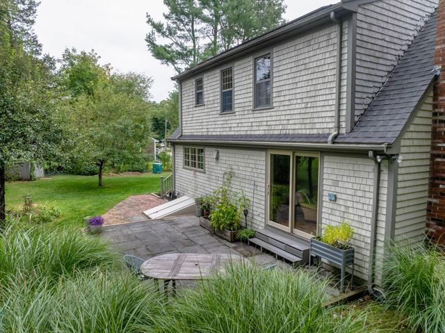 7 Bayberry Ln, Mattapoisett, MA 02739