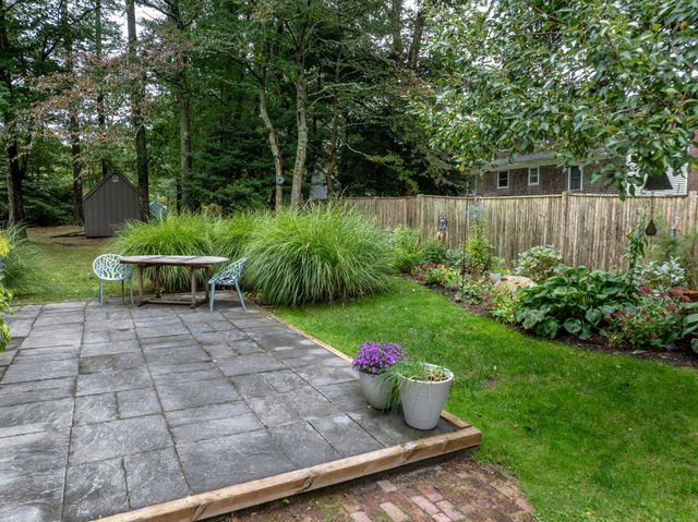 7 Bayberry Ln, Mattapoisett, MA 02739