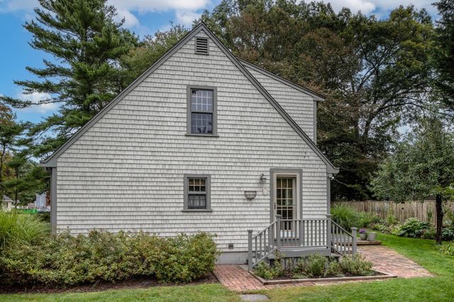 7 Bayberry Ln, Mattapoisett, MA 02739