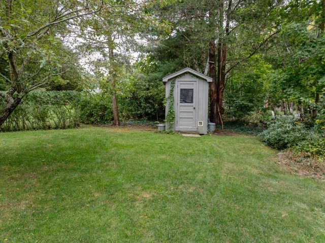 7 Bayberry Ln, Mattapoisett, MA 02739