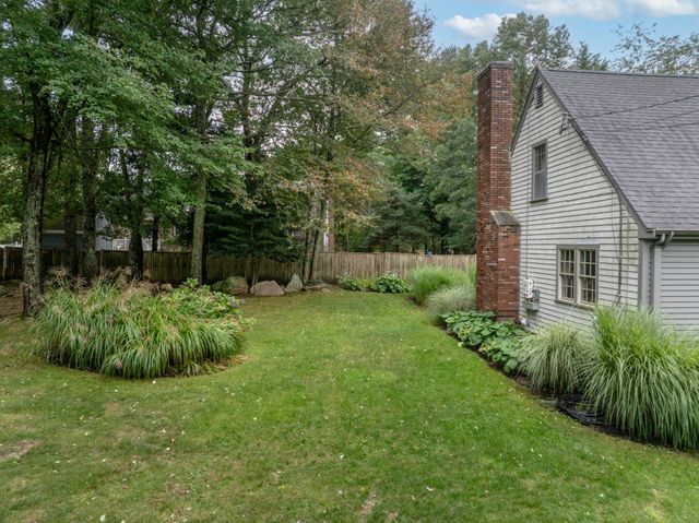 7 Bayberry Ln, Mattapoisett, MA 02739
