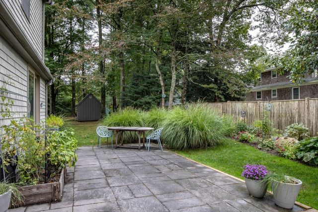 7 Bayberry Ln, Mattapoisett, MA 02739