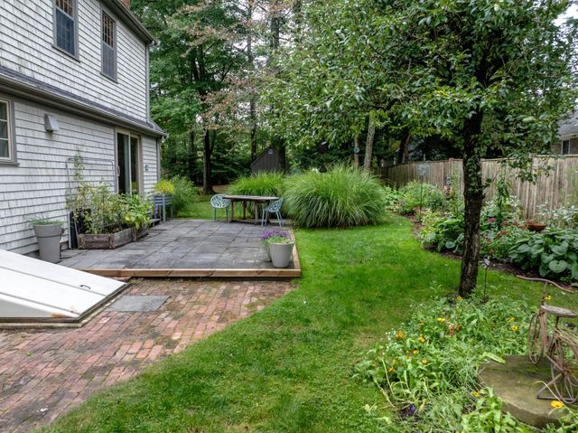 7 Bayberry Ln, Mattapoisett, MA 02739