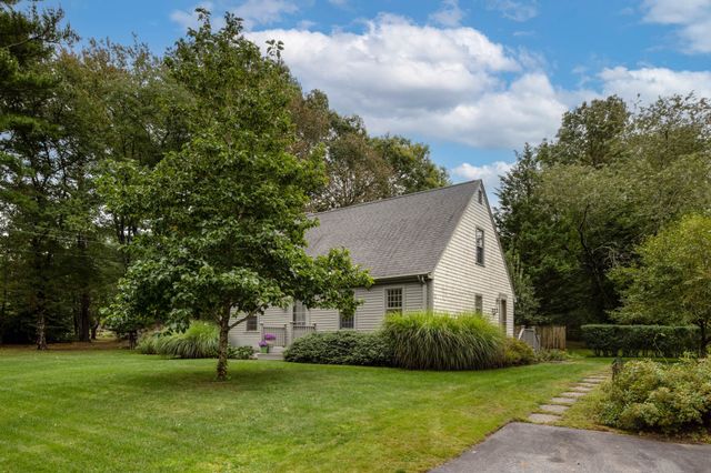 7 Bayberry Ln, Mattapoisett, MA 02739