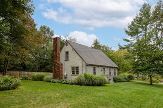 7 Bayberry Ln, Mattapoisett, MA 02739