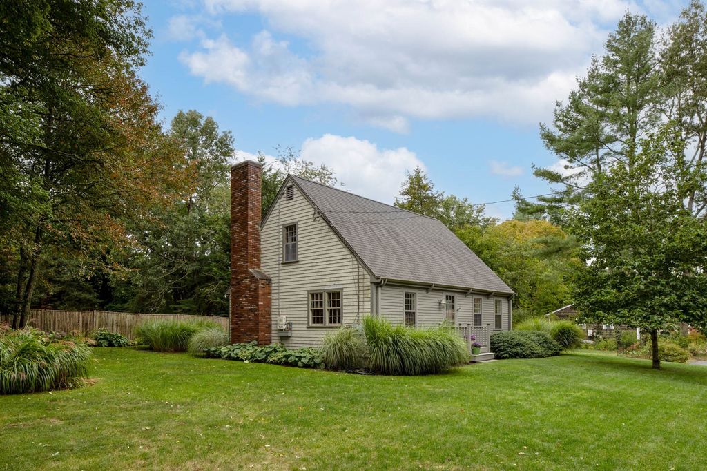 7 Bayberry Ln, Mattapoisett, MA 02739