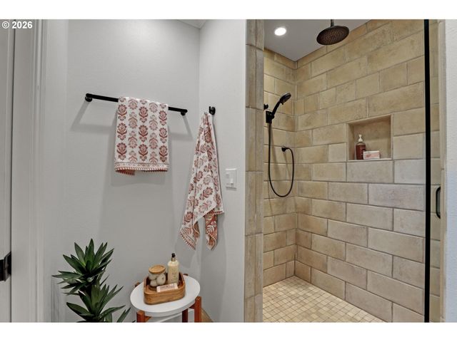 2715 Nw LINMERE Dr, Portland, OR 97229