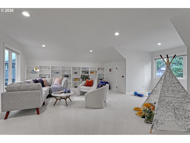 2715 Nw LINMERE Dr, Portland, OR 97229