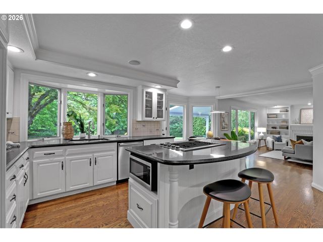 2715 Nw LINMERE Dr, Portland, OR 97229