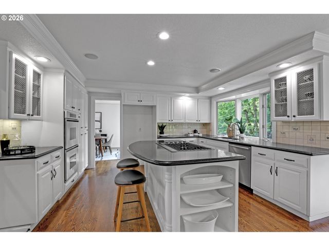 2715 Nw LINMERE Dr, Portland, OR 97229