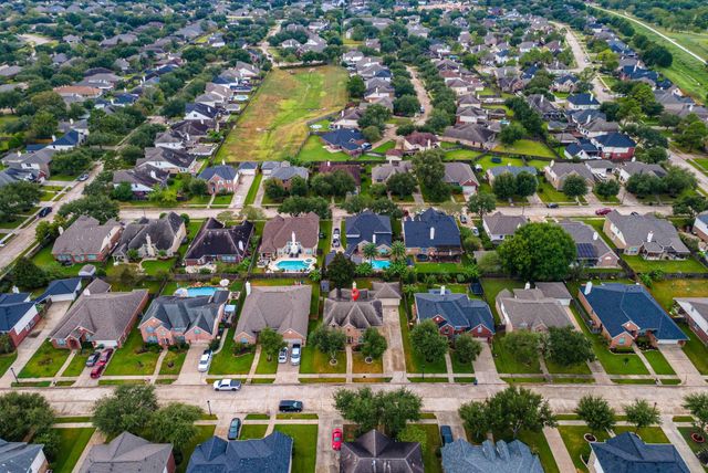 2122 Fortuna Bella Drive, Pearland, TX 77581