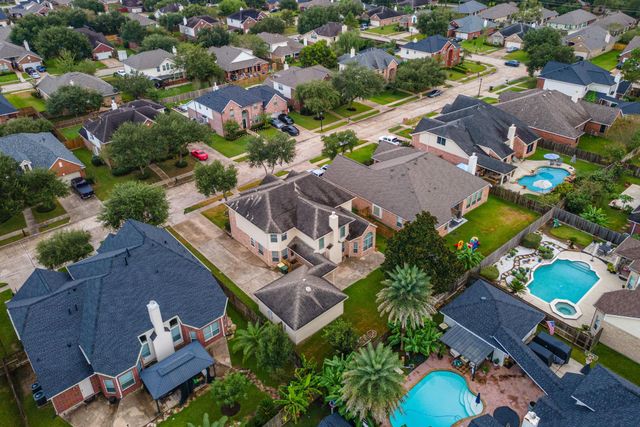 2122 Fortuna Bella Drive, Pearland, TX 77581