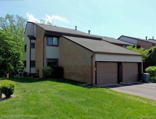 4411 Laurel Club Circle #1, West Bloomfield, MI 48323