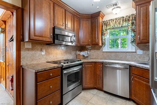 23 White Oak DR, Newport News, VA 23601