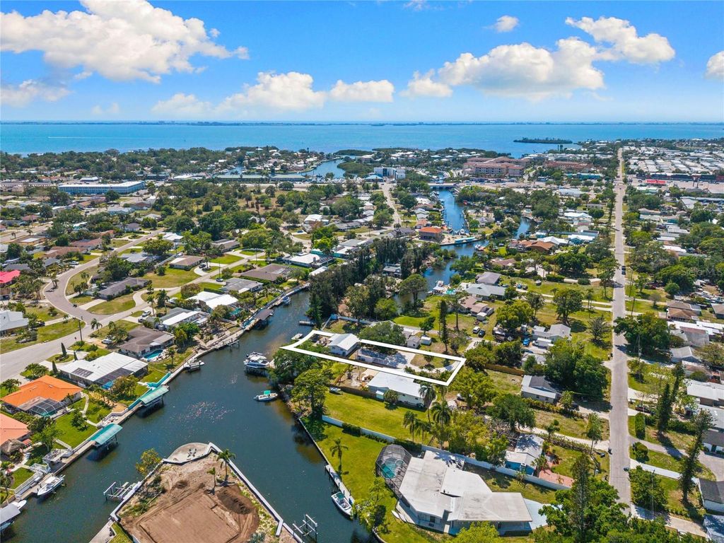 Image 17 of property listing at 704 69TH AVENUE W, Bradenton, FL 34207