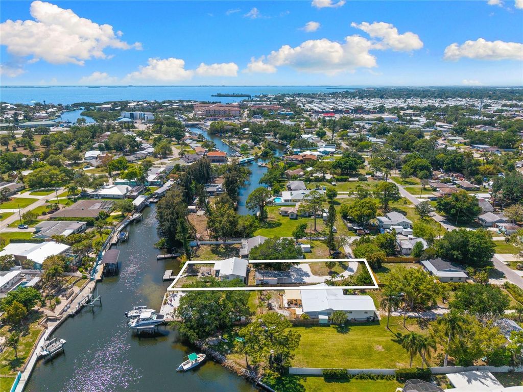 Image 19 of property listing at 704 69TH AVENUE W, Bradenton, FL 34207