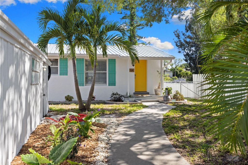 Image 3 of property listing at 704 69TH AVENUE W, Bradenton, FL 34207