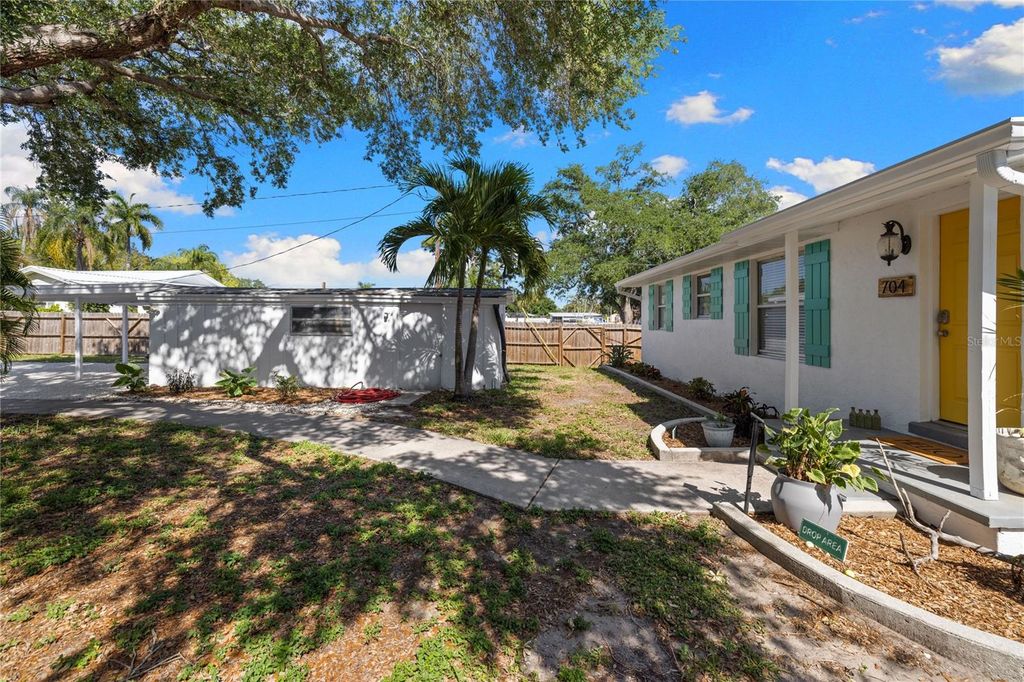 Image 21 of property listing at 704 69TH AVENUE W, Bradenton, FL 34207
