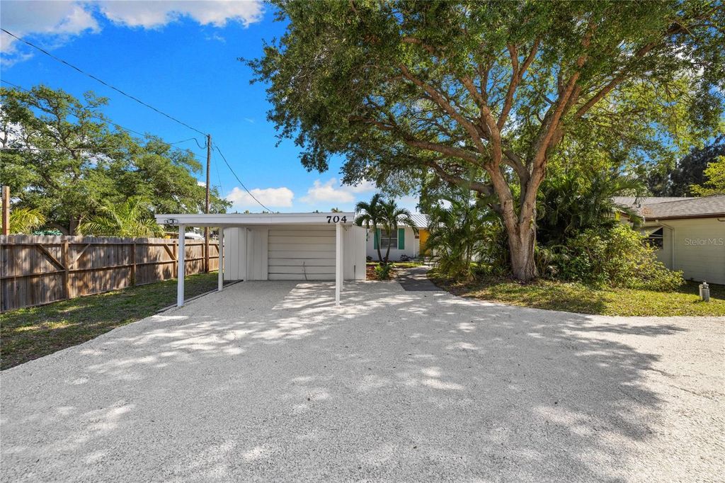 Image 22 of property listing at 704 69TH AVENUE W, Bradenton, FL 34207