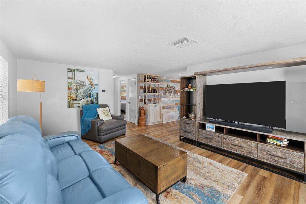 Image 4 of property listing at 704 69TH AVENUE W, Bradenton, FL 34207