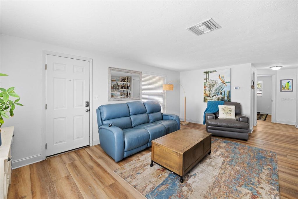 Image 5 of property listing at 704 69TH AVENUE W, Bradenton, FL 34207