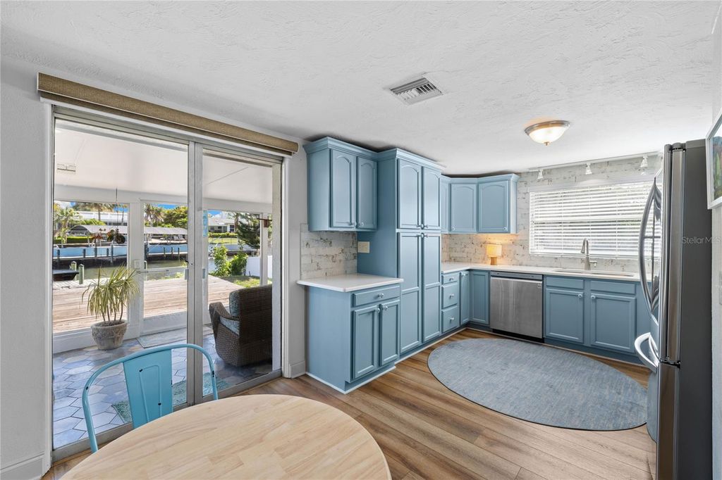 Image 8 of property listing at 704 69TH AVENUE W, Bradenton, FL 34207