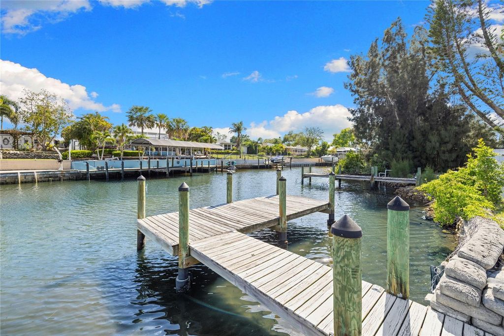 Image 10 of property listing at 704 69TH AVENUE W, Bradenton, FL 34207