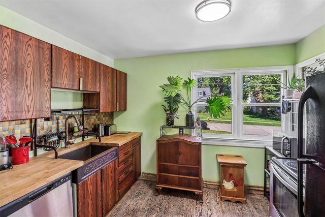 508 Valhigh Road, West Des Moines, IA 50265