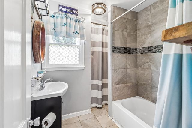 508 Valhigh Road, West Des Moines, IA 50265