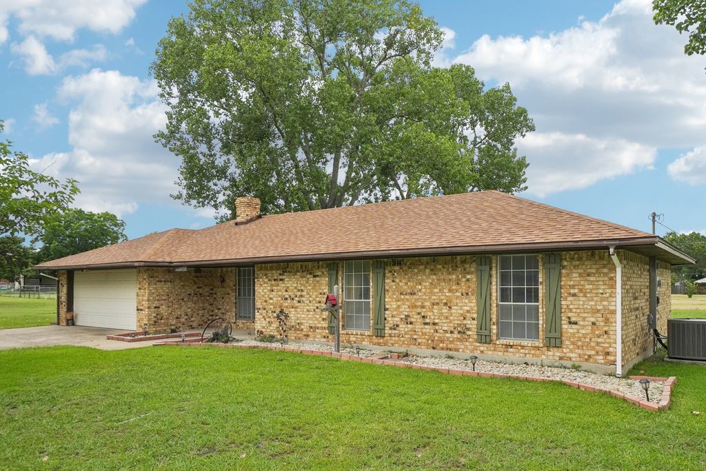 1301 Azalea Lane, Waxahachie, TX 75165