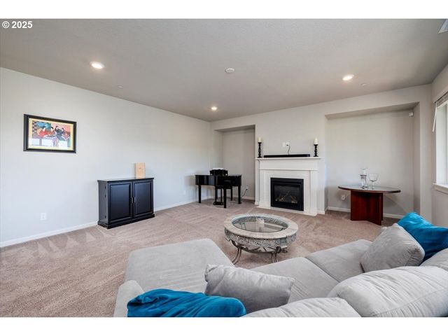 15556 Se FLAVEL St, Portland, OR 97236