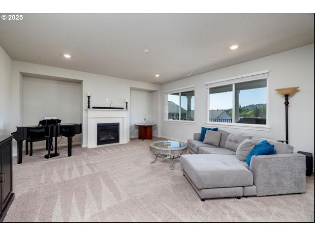 15556 Se FLAVEL St, Portland, OR 97236