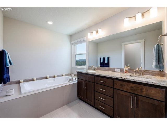 15556 Se FLAVEL St, Portland, OR 97236